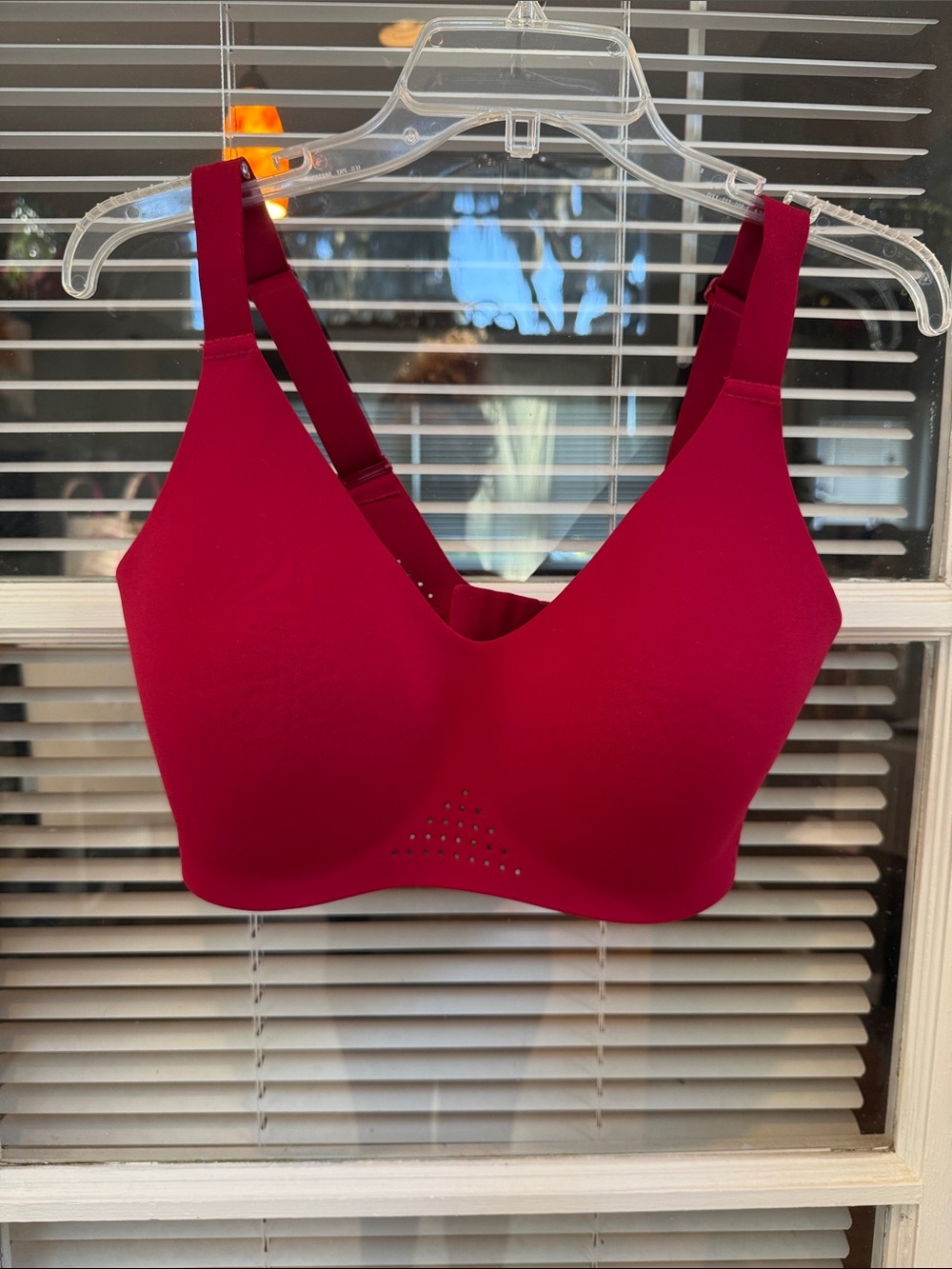 Victoria Secret Featherlight sports bra Seamless red M/D size. Worn 3 times